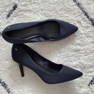 Simply Vera Vera Wang stiletto heels size 7.5 in navy